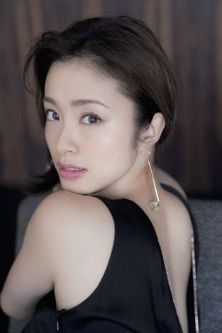 上戸彩、美しすぎる背中＆デコルテ大胆披露　『FLASH』で6年ぶり撮り下ろし | ORICON NEWS