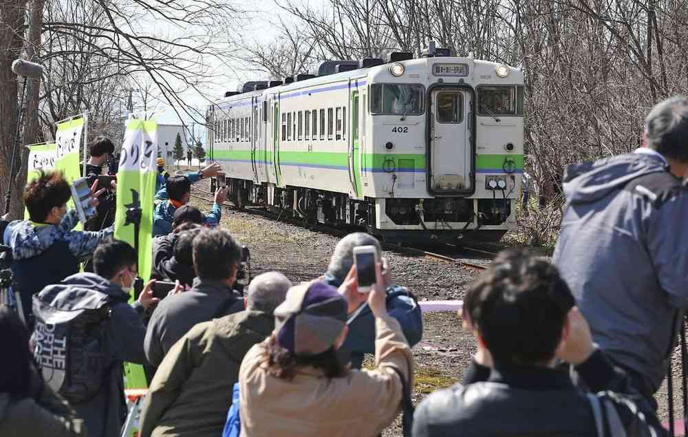 札沼線、突然のラストラン　町民ら別れ惜しむ　北海道医療大学ー新十津川（北海道新聞） - Yahoo!ニュース