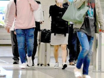 沖縄）観光客「飛行機が飛んでる以上、違法じゃない」 [沖縄はいま]：朝日新聞デジタル