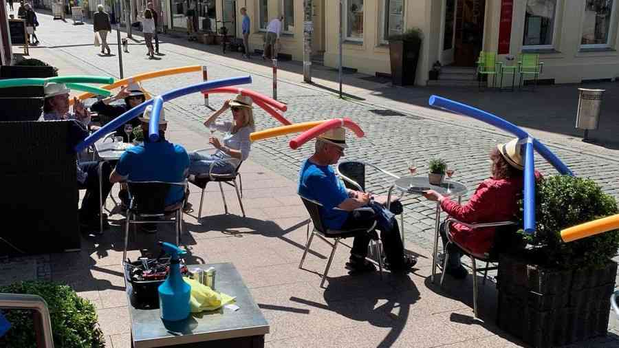 頭から棒が…ドイツのカフェでシュールすぎる「ソーシャルディスタンス」対策（クーリエ・ジャポン） - Yahoo!ニュース