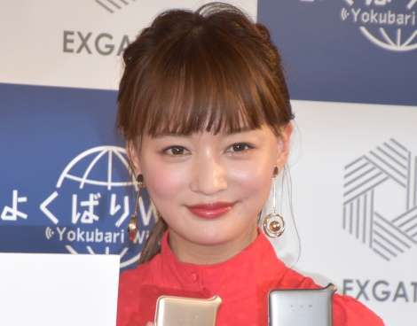 わたなべ麻衣、胸元パックリの衝撃肌見せショット「めっちゃ際どい」夫・JOYの反応も明かす | ORICON NEWS