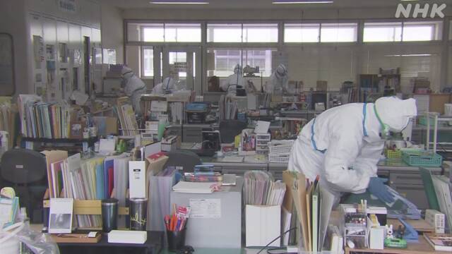 北九州 生徒1人感染確認の中学校で消毒作業 新型コロナ | NHKニュース