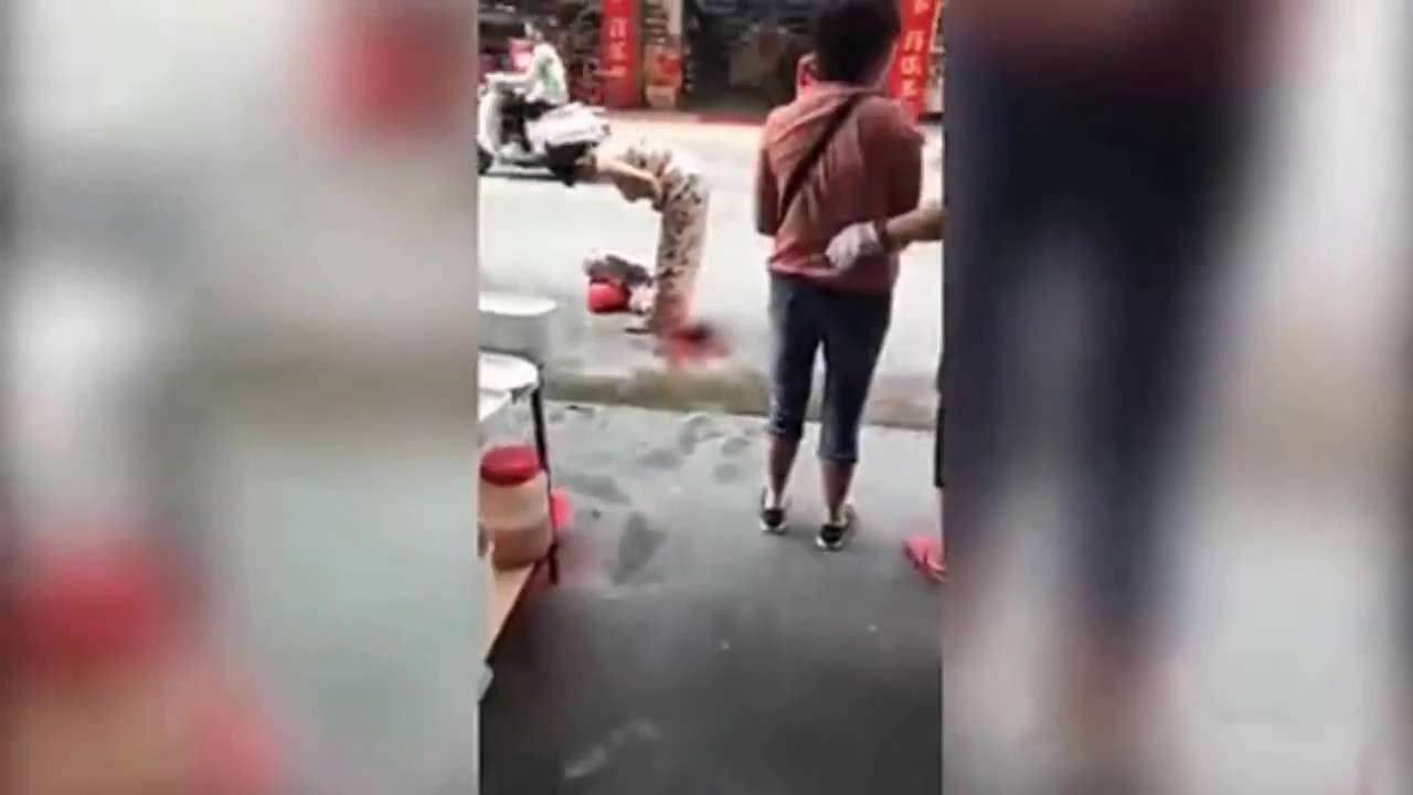 Woman GIVES BIRTH on street in China, while walking! ?? - YouTube