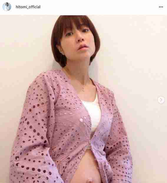 hitomi、妊娠8か月のセルフマタニティフォト公開に「キレイなお腹」「大きくなりましたね」の声