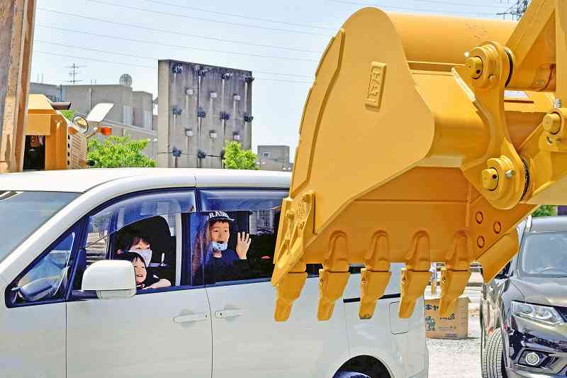 車窓ぎりぎりまで油圧ショベル接近 「恐竜」見立て、重機サファリパーク　 | 社会,催し・文化 | 福井のニュース | 福井新聞ONLINE