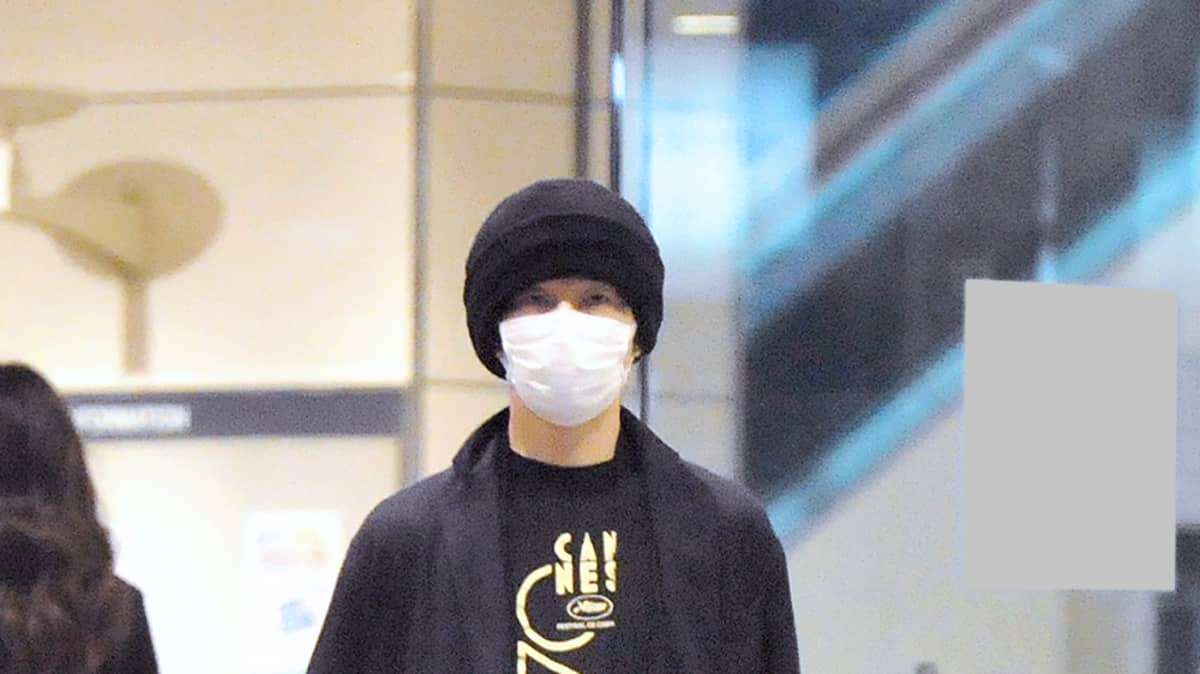 コロナで激動も愛は不変…！長谷川博己が買い物後に向かった場所 | FRIDAYデジタル