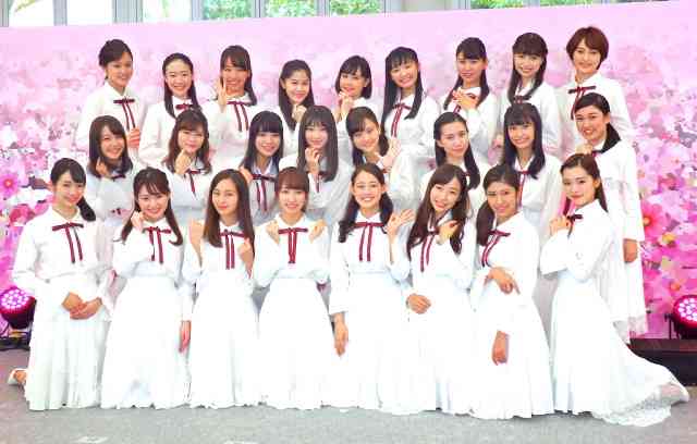 現役女子大生アイドルグループ「カレッジ・コスモス」、都内で25人お披露目イベント