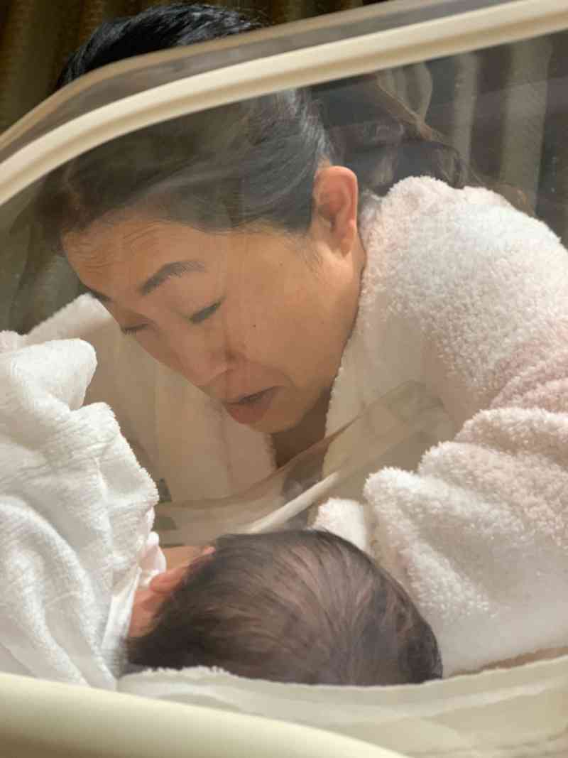 キンタロー。の夫、妻が娘の爪を切る姿を公開「細かい作業なので、妻も必死」