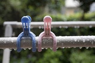 外に干していたら雨で再度ぬれてしまった……洗い直すが4割「雨臭くなる」｜「マイナビウーマン」