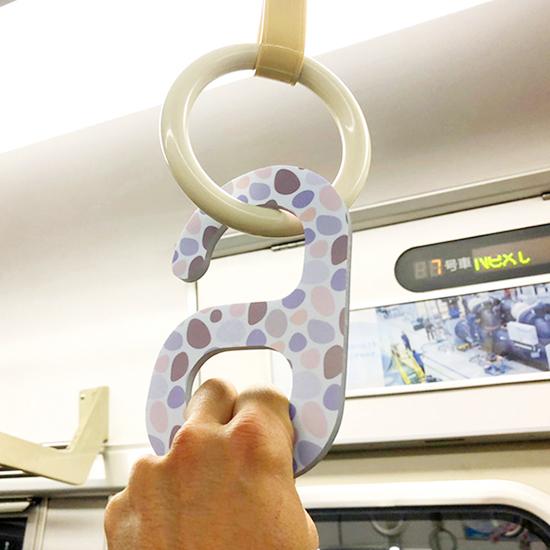 つり革、カート、ボタン...触りたくない、の声に応えたタッチレスグッズ
