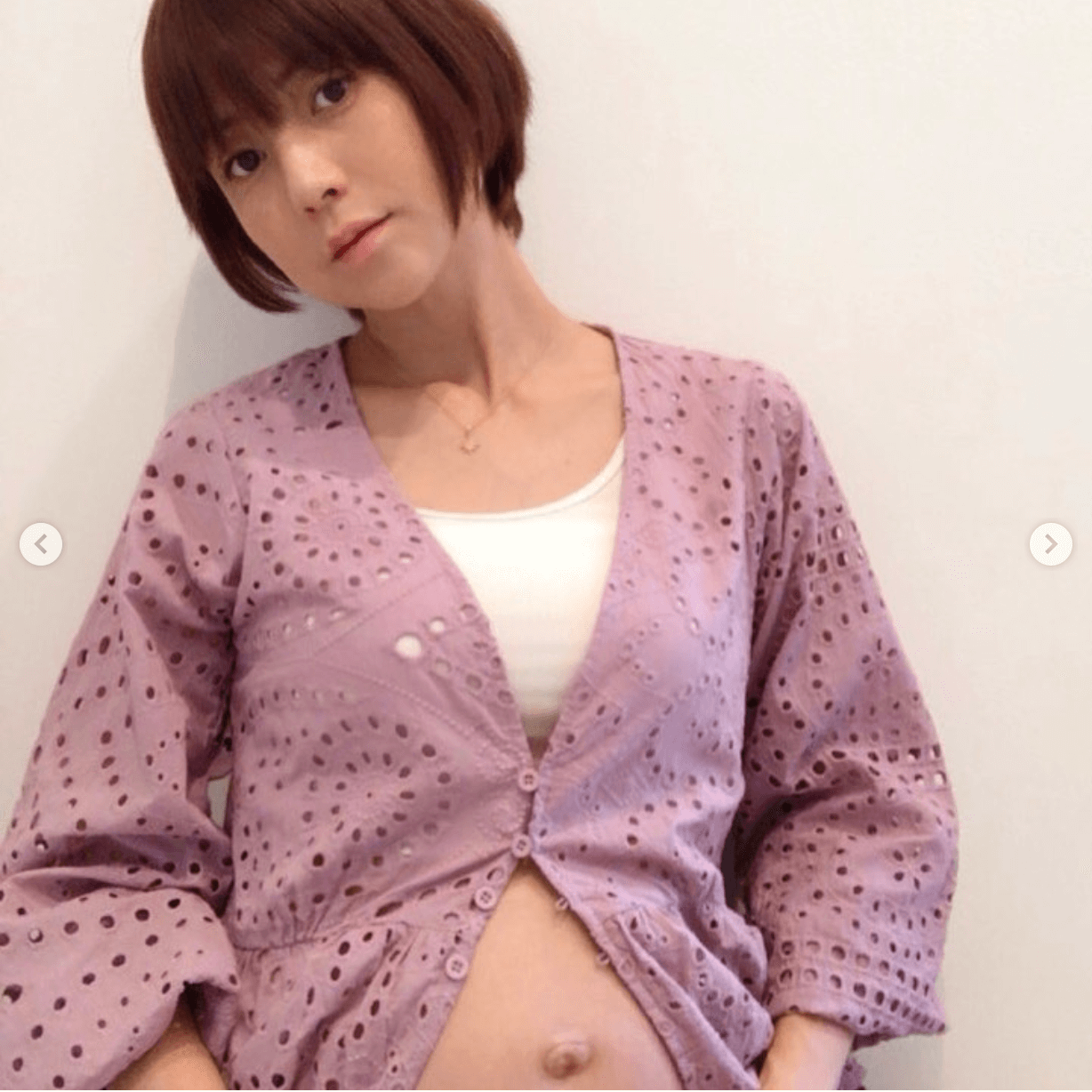 hitomi、妊娠8か月のセルフマタニティフォト公開に「キレイなお腹」「大きくなりましたね」の声