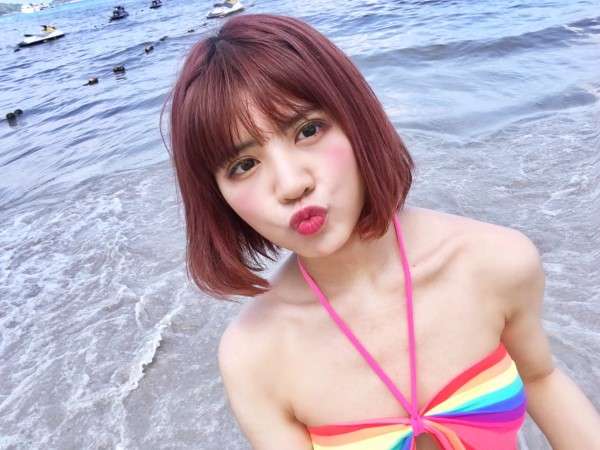 外出自粛中の証明写真撮影方法が話題 モデル・ヴィエンナ投稿に「天才的」と反響