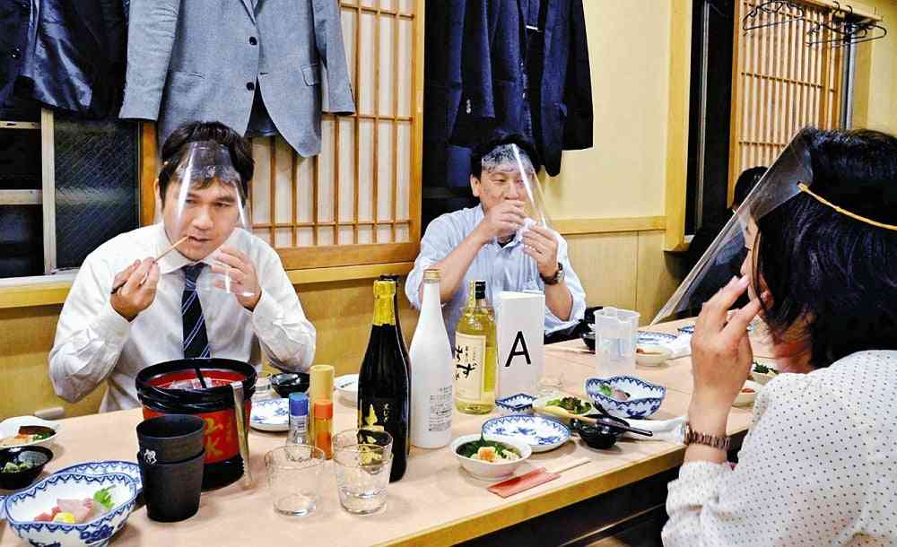 フェースシールド姿で飲食、ハンカチで口元覆い会話…「新しい生活様式」飲み会