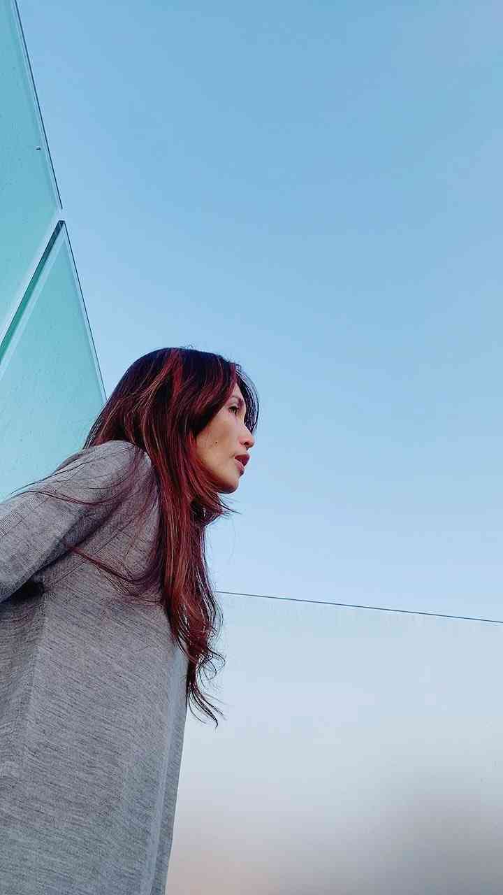 Kudo_shizuka on Instagram: “医療従事者の皆様、コロナ問題に携わる全ての皆様。今日もありがとうございます。今日は私の医療従事者の友人が好きな歌を歌います。一緒に歌いましょう?これ以上医療従事者の方々の負担にならないように、不要不急の外出をしない。自己管理をする。それが私達みんなができる事。”