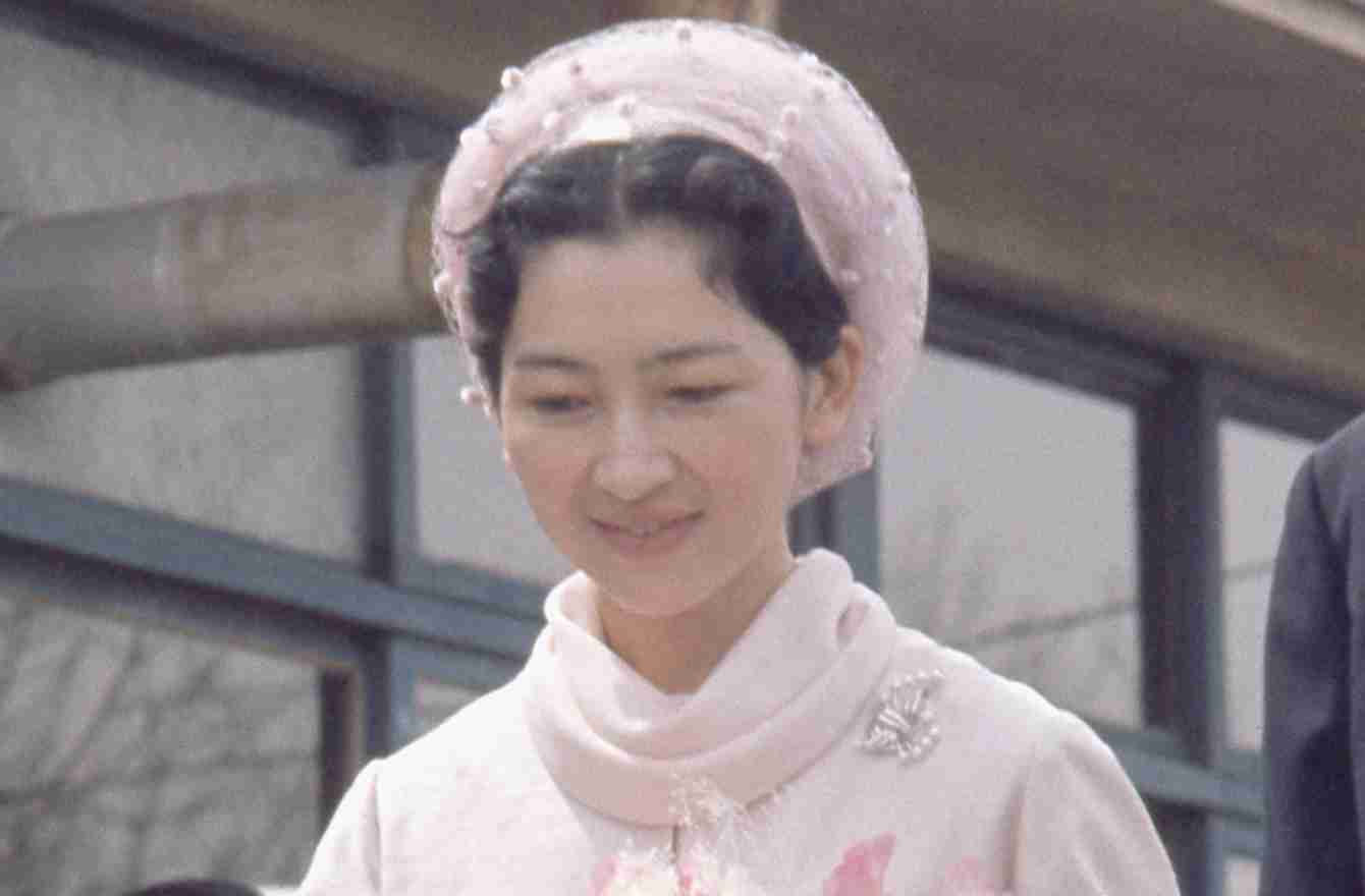 【美智子さま秘蔵写真】花とともにコーディネートされた３スタイル | mi-mollet NEWS FLASH Fashion | mi-mollet（ミモレ） | 明日の私へ、小さな一歩！