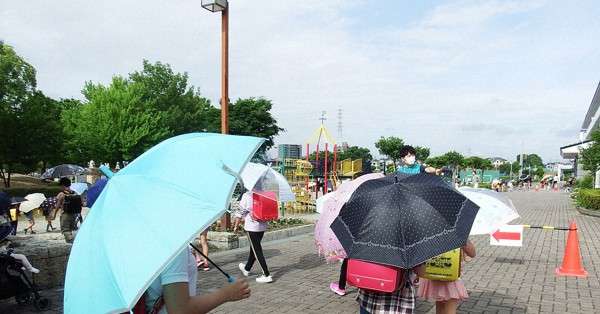 登下校中のマスク、文科省「暑い日はむしろ危険」　児童間距離確保に「傘」利用も - 毎日新聞