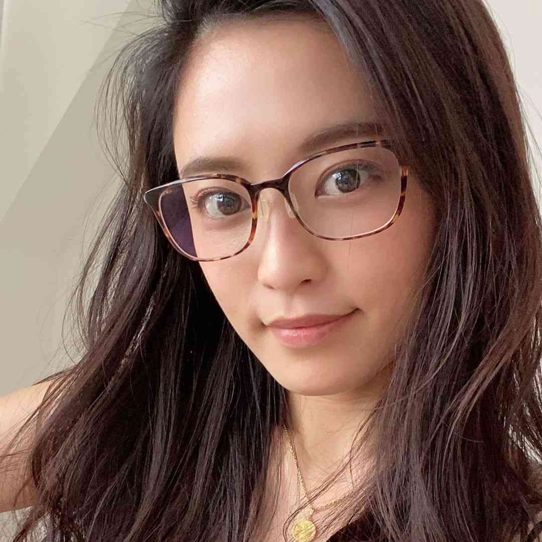 “こじるり”こと小島瑠璃子「おうちめがね」姿に「ほとんどメイク無しなのに美しい」の声