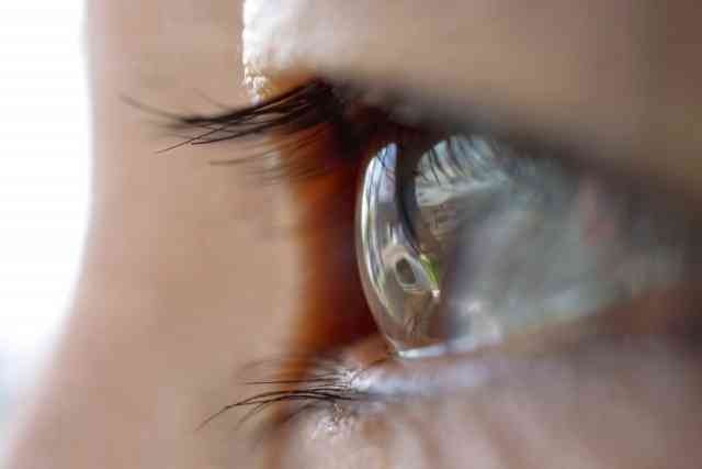 外出自粛で「目」に疲れを感じる人が6割　「テレビやPCを見る頻度が多くなった」「しょぼしょぼする」