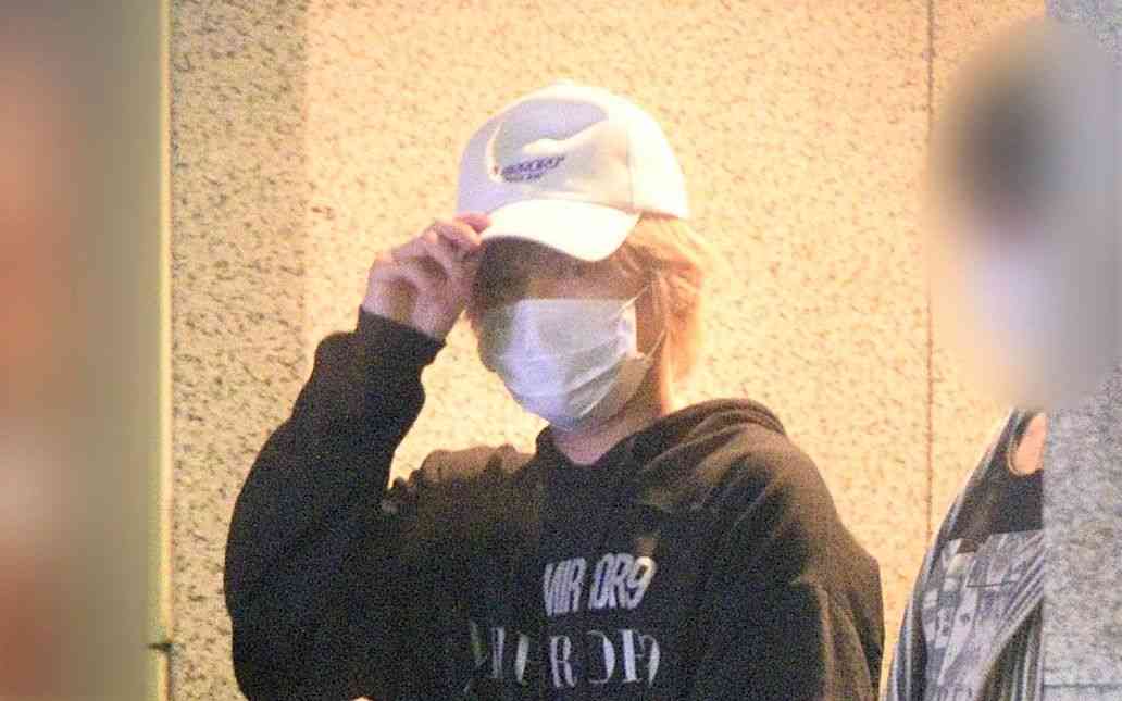 《またもステイホーム破り》NEWS手越祐也　処分直後にラウンジ女性と豪遊泥酔【現場写真】 | 文春オンライン