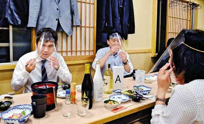 フェースシールド姿で飲食、ハンカチで口元覆い会話…「新しい生活様式」飲み会 : 国内 : ニュース : 読売新聞オンライン