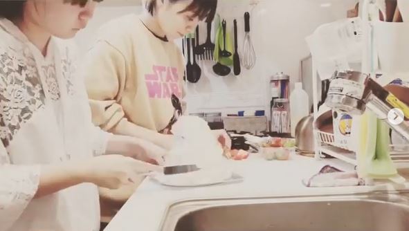 「激似でビックリ」MAX・MINA、“もうJK”の娘とのケーキ作り動画公開に反響「素敵な母娘」