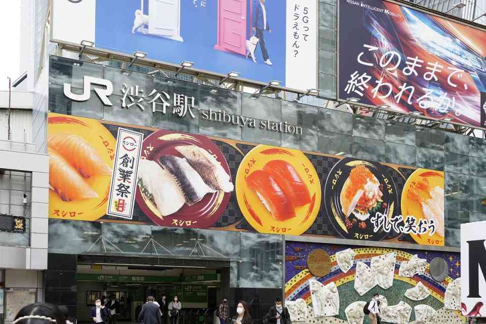 スクランブル交差点が寿司だらけに　コロナで人が消えた渋谷、スシローに占拠されていた