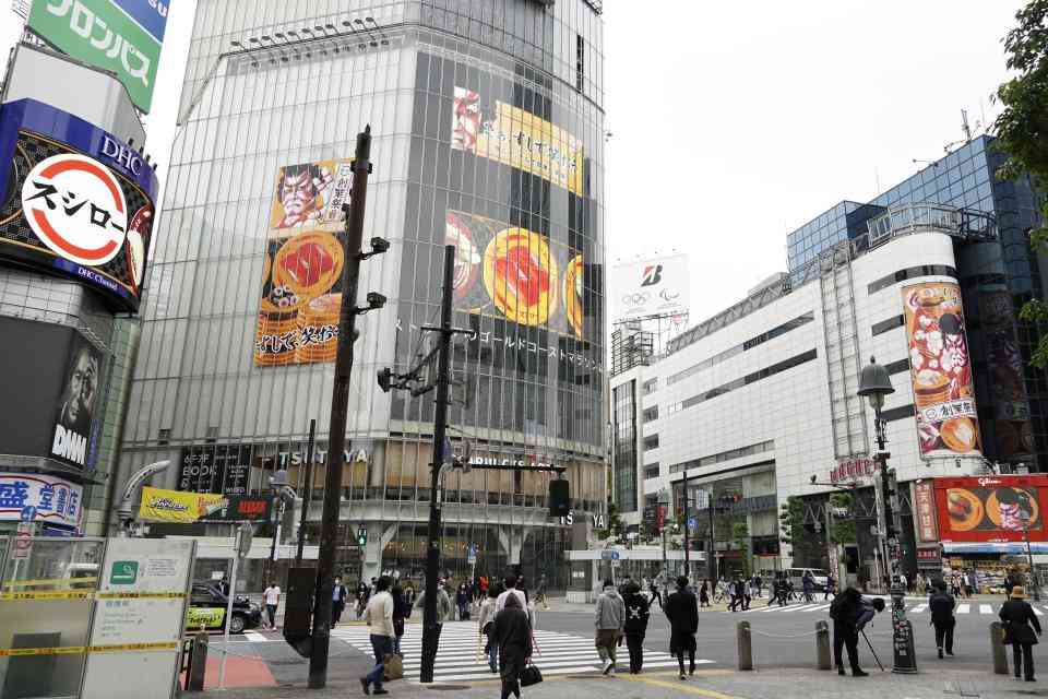 スクランブル交差点が寿司だらけに　コロナで人が消えた渋谷、スシローに占拠されていた
