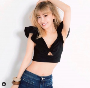 平子理沙、谷間とくびれ強調へそ出し姿に大反響「美しすぎる」「最高のスタイル」(1ページ目) - デイリーニュースオンライン