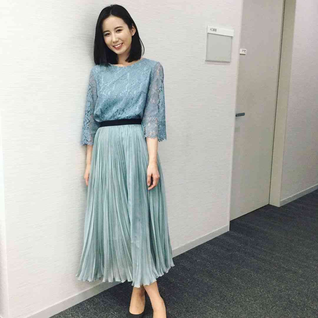 森川夕貴（テレビ朝日アナウンサー） on Instagram: “Outfit  ①tops:UNTITLED  Skirt: ROPÉ mademoiselle ②tops:couture brooch  skirt:Lois CRAYON ③TO BE CHIC ④tops:anni plus  skirt:NOLLEY’S ⑤ANAYI…”