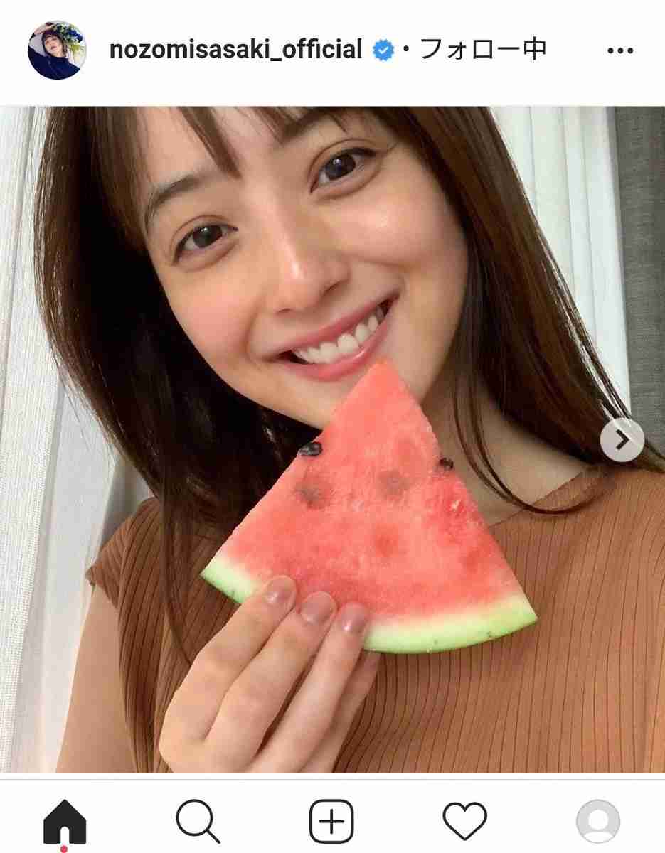 佐々木希、好物スイカにかぶりつく姿を投稿「かわいすぎビビった」「すっぴんですか？」美貌にファン騒然