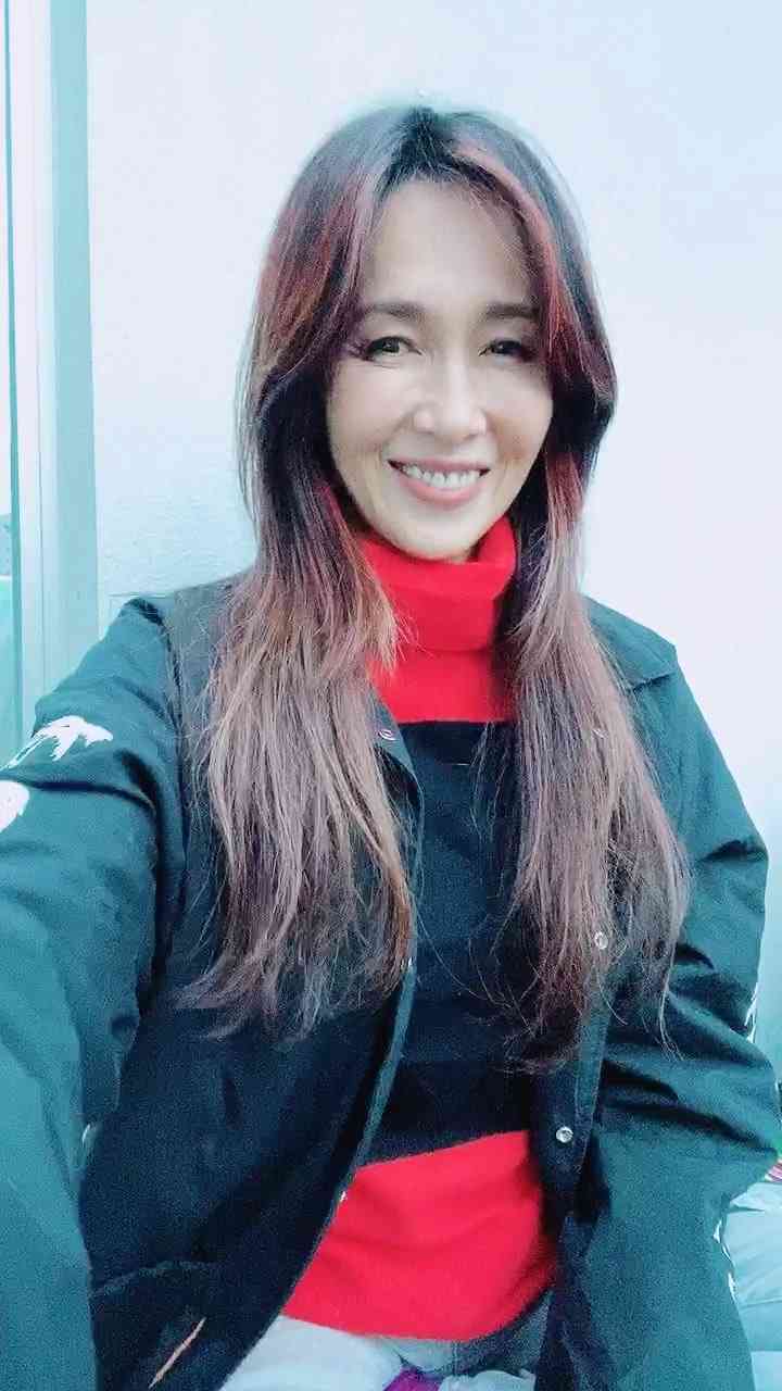 Kudo_shizuka on Instagram: “避けられてるかもしれない予感 それとなく それとなく感じてた 愛されてるかもしれない期待 かろうじて かろうじてつないだ  話がある、と 照れたように言いかけたあなた 逃げる私 聞けよ、イヤよ、聞けよ、知ってるわ ※ひと晩じゅう泣いて泣いて泣いて 気がついたの…”