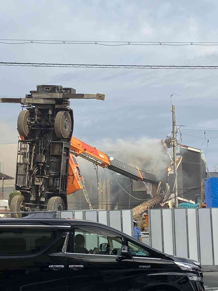 クレーン車が住宅に倒れ火災　1歳女児ケガ
