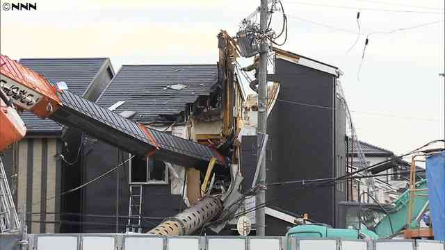 クレーン車が住宅に倒れ火災　1歳女児ケガ