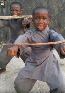 【動画】中国の歌を無理矢理歌わされる黒人の子供の映像が拡散　世界中のネットユーザーが批判 | ゴゴ通信