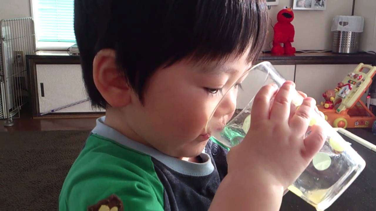 1歳6ヶ月　コップ飲み - YouTube