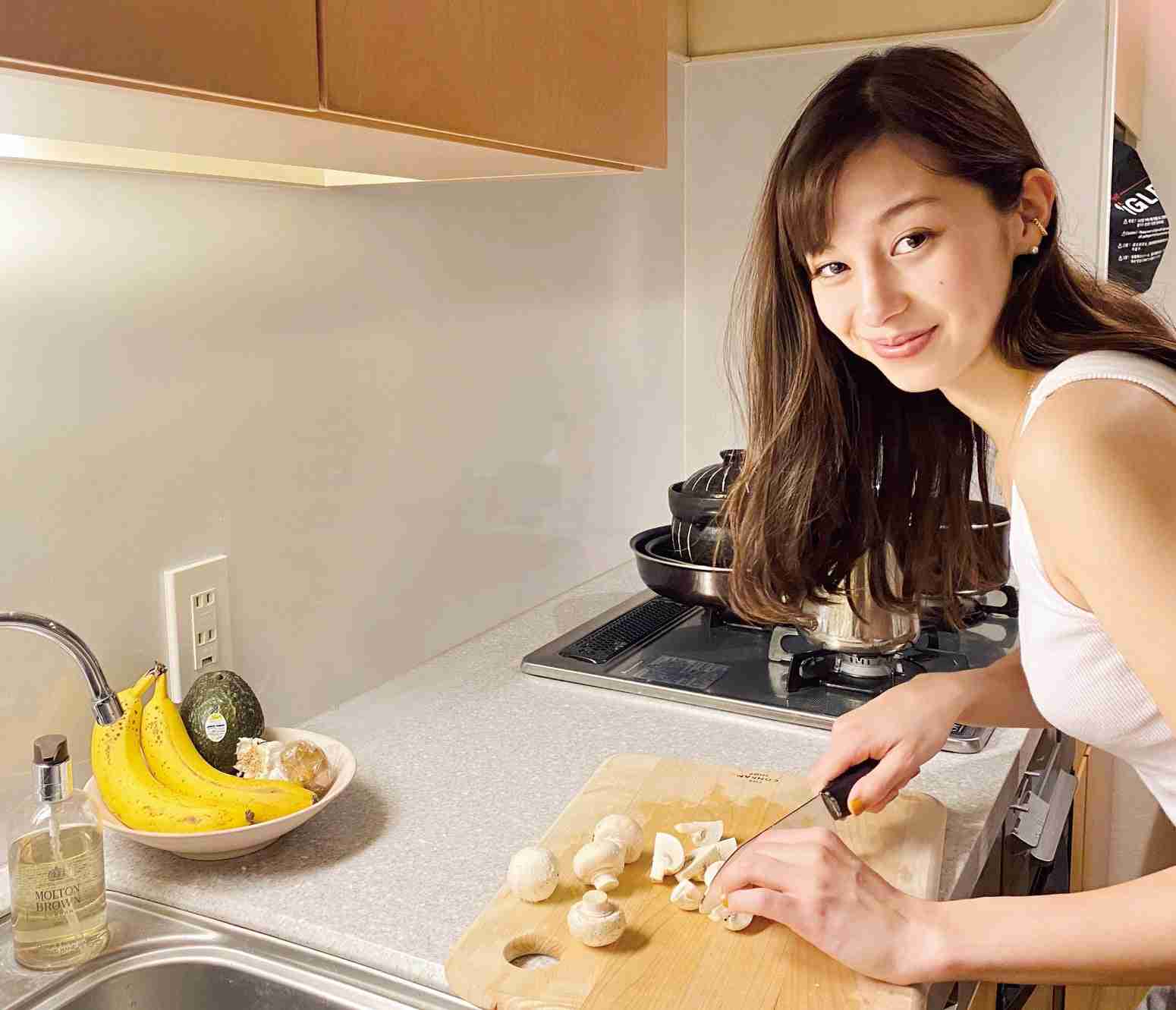 中条あやみ、自宅初公開「CanCam」ほぼ一冊丸ごと“自撮り”