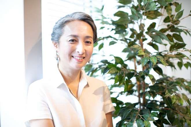 美しいグレイヘアを生み出す美容院が海外で人気に！ 白髪に悩むマダムたちを次々ゴージャス美女に変えています