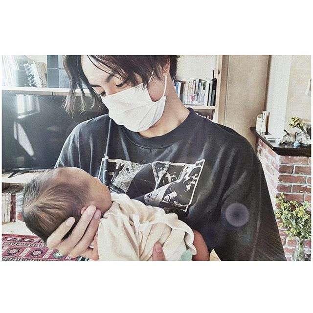 EXILE白濱亜嵐、姉・ラブリの第1子と対面 優しく抱く姿に反響