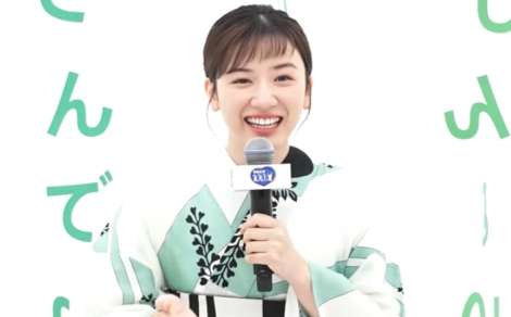 浜辺美波 キュートな浴衣姿で初射的!「圧倒的に可愛い」「かわいすぎる」