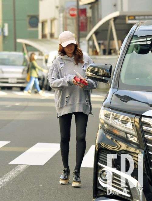 深田恭子　買い物客を釘付けにする黒マスク＆ミニスカ姿