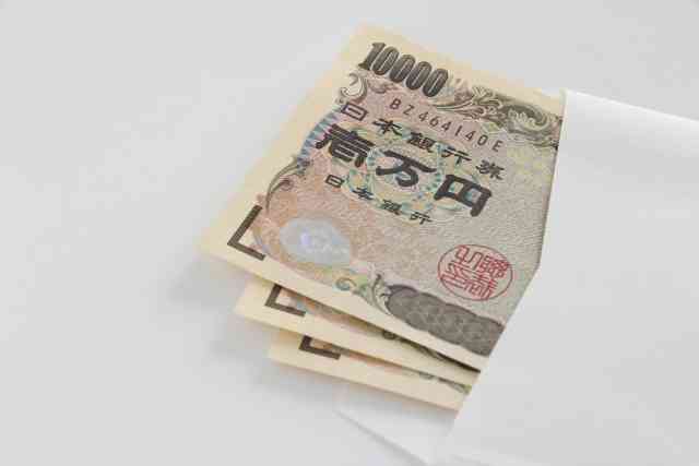会社員の平均お小遣いは男性3万9419円、女性は3万3269円　ランチ代の平均は585円
