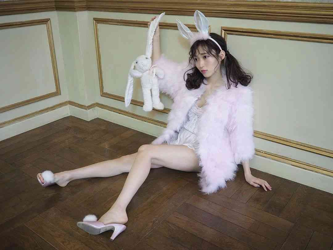 山口真帆、生足を大胆に床に投げ出して…美脚全開ショットに「うさまほ最高かよ」