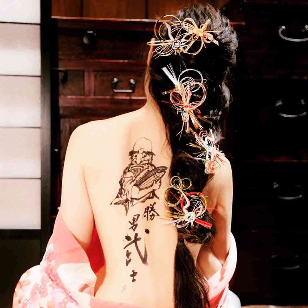 料理研究家・園山真希絵はいま……「食陰陽師」の肩書、背中にアート、料理の独創性は弱まる?