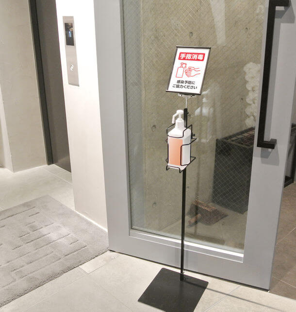 消毒液の盗難防止!専用ボトルスタンドが登場 店頭からボトルごと持っていかれる事態を防ぐ