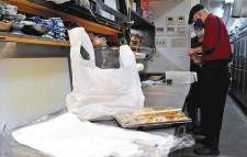 鮮魚どう渡せば？レジ袋に店困惑 - goo ニュース