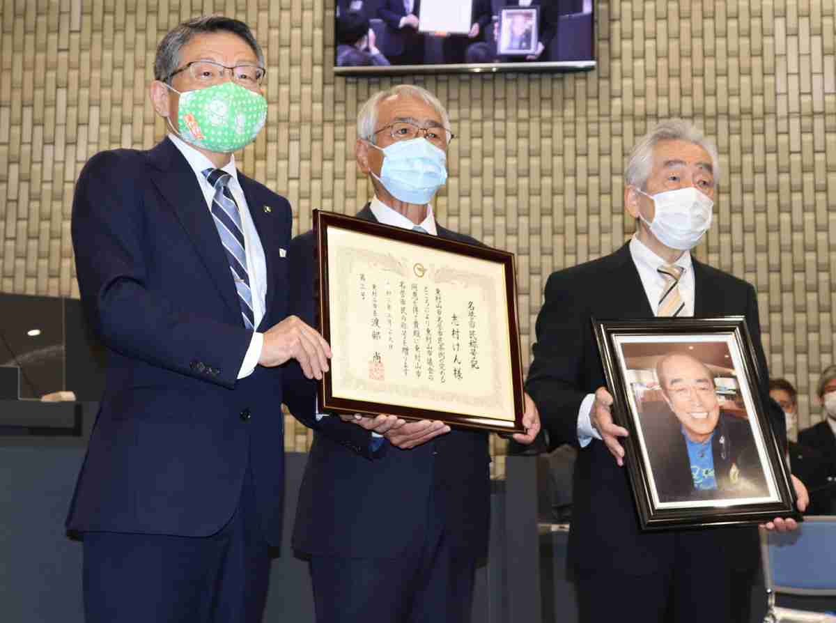 志村けんさん、東村山名誉市民授与　議会で感謝のアイーンを兄・知之さんら全員で披露