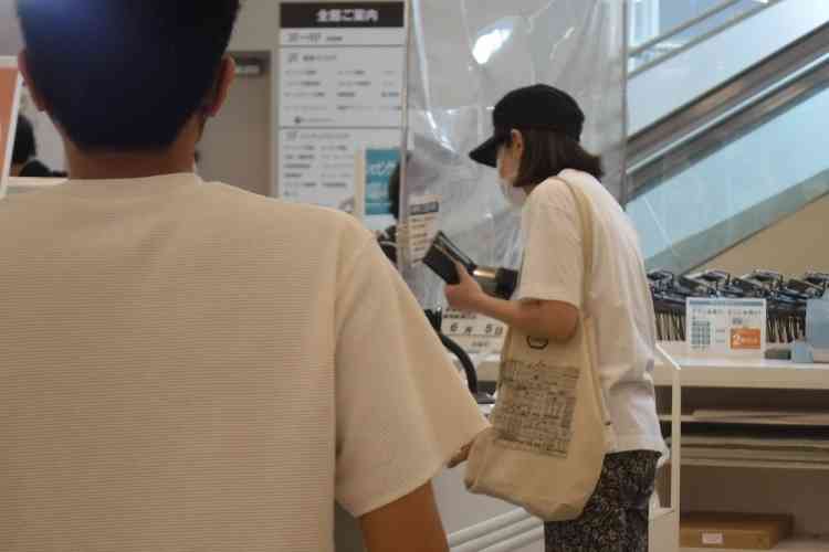 横入り、睨み合い…　「間隔あけたレジ待ち」の小さな事件簿｜NEWSポストセブン