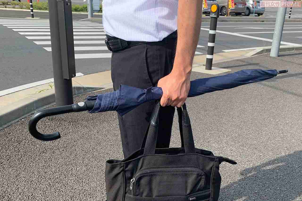 男性は横持ち、女性は斜め持ちに要注意！ 告訴もあり得る「傘」の危険な持ち方 | 週刊女性PRIME