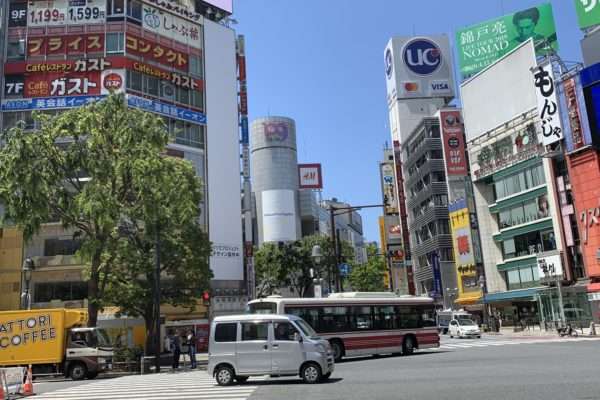 スクランブル交差点が寿司だらけに　コロナで人が消えた渋谷、スシローに占拠されていた