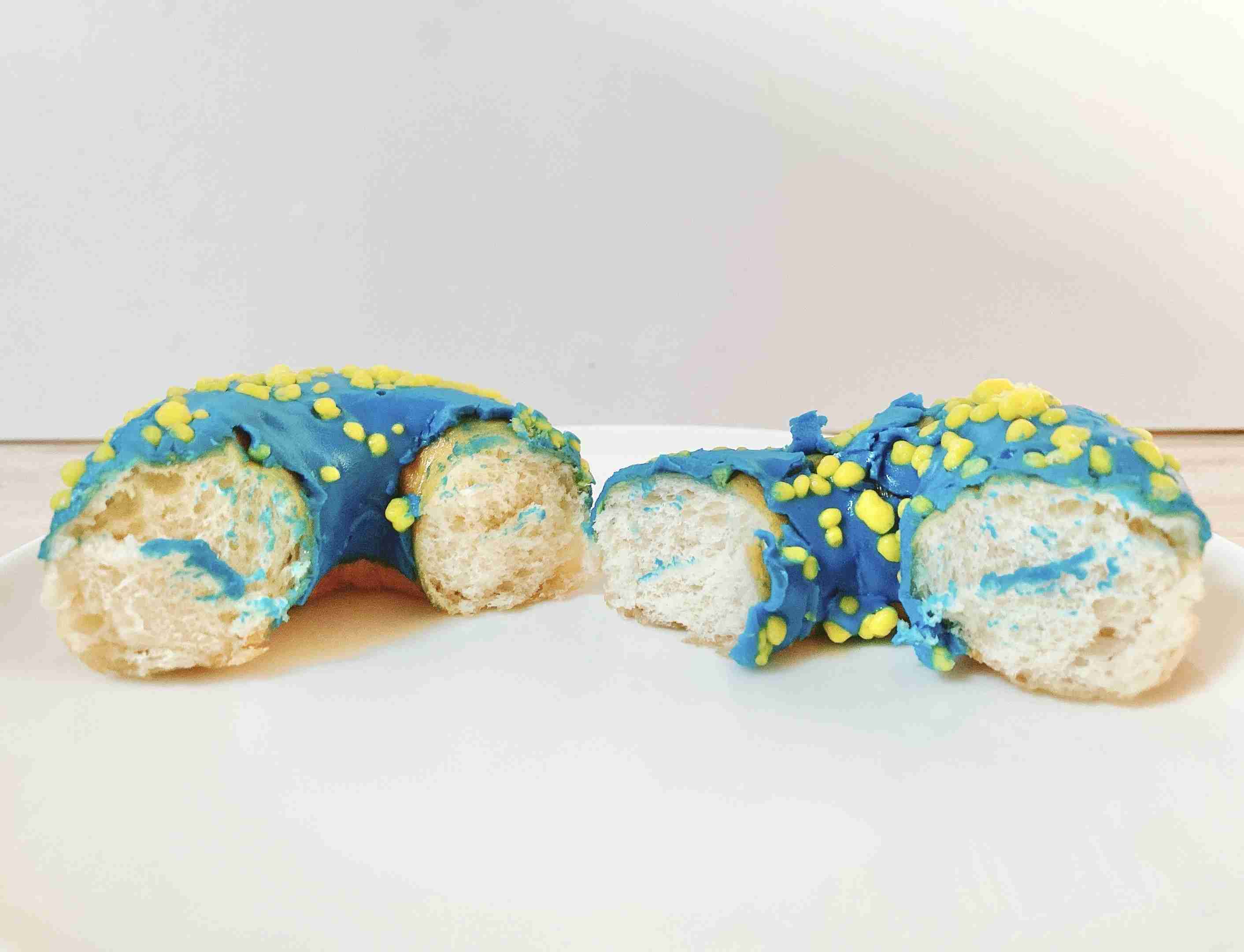 これ、食べ物の色か…？SNSをざわつかせてるIKEAの“青いドーナツ“がヤバい